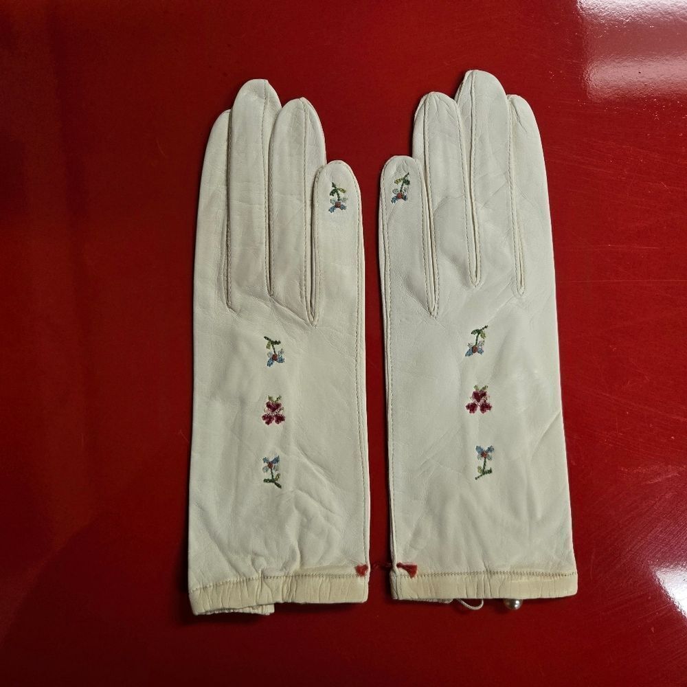 Striking Vintage Embroidered Kid Gloves